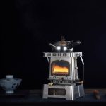 Kleiner, tragbarer Ofen mit sichtbarer Flamme, ideal für wissenschaftliche Experimente und Dekorationen im wissenschaftlichen Stil.