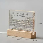 Dekoratives Periodensystem der Elemente auf einem Holzständer, ideal für Wissenschafts- und Schulzimmer, fördert das Lernen und die Neugier für Chemie.