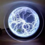 Elektrische Entladung im Glasball mit bläulichem Licht, zeigt eine beeindruckende elektrische Blitzeffekt, ideal für wissenschaftliche Dekorationen und Gadgets.