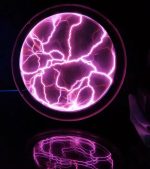 Elektrische Plasma-Kugel mit leuchtenden Blitzen in Violett, zeigt faszinierende elektrische Entladungen in einer transparenten Kugel, ideal für wissenschaftliche Dekorationen und Experimente.