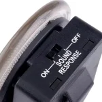 Nahaufnahme eines Lichtschalters mit den Einstellungen ON, OFF, SOUND, RESPONSE für akustische Signale.