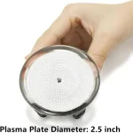 Nahaufnahme eines Plasma-Plate mit 2,5 Zoll Durchmesser, das in einer Hand gehalten wird, zeigt die detaillierte Oberfläche und die leuchtenden Plasma-Entladungen.