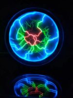 Elektrische Tesla-Kugel mit blauen, grünen und roten Blitzen, die in einer dunklen Umgebung leuchten, zeigt beeindruckende elektrische Entladungen.