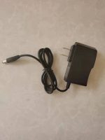 Kompaktes Schaltnetzteil mit Stecker, ideal für elektronische Geräte und Experimente, bietet zuverlässige Stromversorgung.