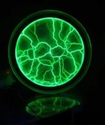Leuchtender Tesla-Kondensator mit grünen Blitzen, der elektrische Entladungen in einem dunklen Raum zeigt. Perfekt für wissenschaftliche Dekorationen und Gadgets.