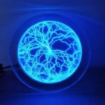 Leuchtende elektrische Entladung in einem runden Glas, das bläulich leuchtet und komplexe elektrische Muster zeigt. Perfekt für wissenschaftliche Dekorationen und Gadgets.