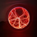 Nahaufnahme einer Tesla-Kugel, die leuchtende elektrische Entladungen in Rot und Orange zeigt, erzeugt beeindruckende visuelle Effekte.