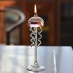 Eleganter Kerzenleuchter aus Glas mit spiralförmigen Elementen, ideal für wissenschaftliche Dekorationen und moderne Inneneinrichtung.