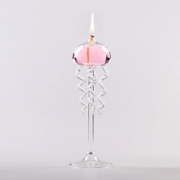 Eleganter Kerzenhalter aus Glas mit spiralförmigen Elementen, der eine brennende Kerze trägt, ideal für wissenschaftliche Dekorationen und elegante Raumgestaltung.