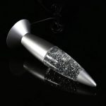 Eleganter Meteoritenkristall als wissenschaftliche Dekoration, mit funkelnden Kristallen im Inneren, auf schwarzem Hintergrund.
