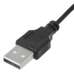 Nahaufnahme eines schwarzen USB-Kabels mit Metallstecker, ideal für Datenübertragung und Stromversorgung von elektronischen Geräten.