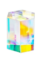 Holographischer Kristallblock mit Regenbogenfarben.