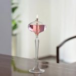 Wissenschaftliches Kerzenlicht in einem stilvollen Glas, das eine elegante Atmosphäre schafft. Perfekt für Dekorationen im wissenschaftlichen Stil oder als einzigartiges Geschenk.