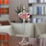 Elegantes Glas-Experiment mit brennender Flamme, ideal als wissenschaftliche Dekoration oder Lehrmaterial. Perfekt für ein modernes Wissenschafts- oder Labor-Thema.