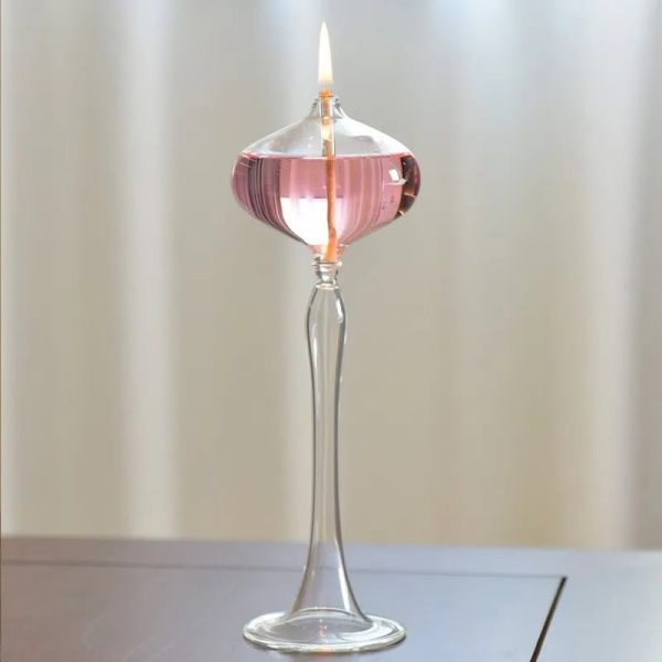 Glas-Versuchsaufbau mit Kerzenflamme, zeigt eine wissenschaftliche Demonstration mit einer flammenden Kerze in einem transparenten Glasbehälter.
