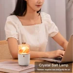 Dekorative Kristall Salzlampe auf Schreibtisch, schafft eine entspannte Atmosphäre und reinigt die Luft durch negative Ionen. Perfekt für Zuhause oder Büro.
