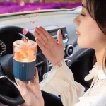 Frau im Auto hält einen Blumen-Diffusor, der Blütenstaub versprüht, während sie die Fahrt genießt. Perfekt für eine entspannte Atmosphäre unterwegs.