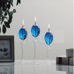 Elegante Glas-Teelichter mit blauer Flüssigkeit, ideal für Dekoration und wissenschaftliche Präsentationen.