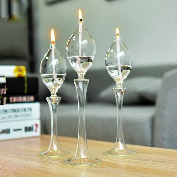 Elegante Glas-Objekte mit brennenden Kerzen, ideal für wissenschaftliche Dekorationen und moderne Raumgestaltung. Perfekt für ein stilvolles Ambiente.
