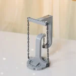 Detailliertes LEGO-Hänge-Experimentiergerät mit Ketten, Basis und Aufhängung, ideal für wissenschaftliche Demonstrationen und Bildungszwecke.
