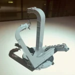 Wissenschaftliches Experimentiergerät mit Haken und Kette, ideal für physikalische Demonstrationen zur Schwerkraft und Bewegung.