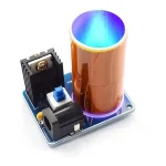 Elektronischer Induktor mit leuchtender Spule und Bauteilen auf einer Leiterplatte, ideal für wissenschaftliche Experimente und Dekorationen.