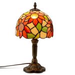 Elegante Tiffany-Tischlampe mit farbigem Glasdesign, ideal für stilvolle Raumdekorationen und wissenschaftliche Themen. Perfekt für Sammler und Liebhaber einzigartiger Beleuchtung.