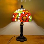 Dekorative Tischlampe im Tiffany-Stil mit buntem Blumenmuster, ideal für Wohnzimmer oder Schlafzimmer, schafft eine warme und gemütliche Atmosphäre.