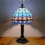 Elegante Tiffany-Stil Tischlampe mit buntem Glasdesign, ideal für stilvolle Raumdekorationen und wissenschaftliche Themen.