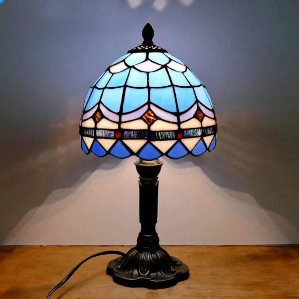 Elegante Tiffany-Stil Tischlampe mit buntem Glasdesign, ideal für stilvolle Raumdekorationen und wissenschaftliche Themen.