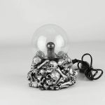 Kreative Schädel-Glühbirne aus silberfarbenen Schädeln, ideal für wissenschaftliche Dekorationen und Gothic-Designs, mit schwarzem Kabel.