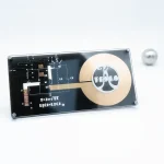 Elektronischer Schaltkreis mit Tesla-Spule und Metallkugel, wissenschaftliches Gadget für Dekoration und Experimente.