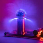 Plasma-Kugel mit leuchtenden Blitzen, die sich im Inneren bewegen, auf einem dunklen Hintergrund.