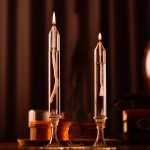 Zwei elegante Feuerkerzen in transparenten Glashaltern, ideal für wissenschaftliche Dekorationen und stilvolle Raumgestaltung. Perfekt für ein wissenschaftliches Ambiente oder als Geschenk.