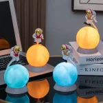 Deko-Objekte mit Astronautenfiguren und leuchtenden Planeten in Blau und Orange, ideal für wissenschaftliche Dekorationen und Sammlerstücke.
