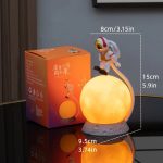 Leuchtender Globus mit Astronautenfigur, ideal für Science-Boutique-Dekorationen, misst 15 cm in Höhe und 8 cm im Durchmesser, schafft eine futuristische Atmosphäre.