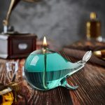Dekorative Glaslampe in Meeresform mit brennender Kerze, ideal für wissenschaftliche und maritime Dekorationen.