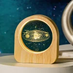 Dekoratives Sonnensystem-Modell mit beleuchteter Darstellung der Planeten und ihrer Umlaufbahnen, ideal für Wissenschafts- und Dekorationszwecke.