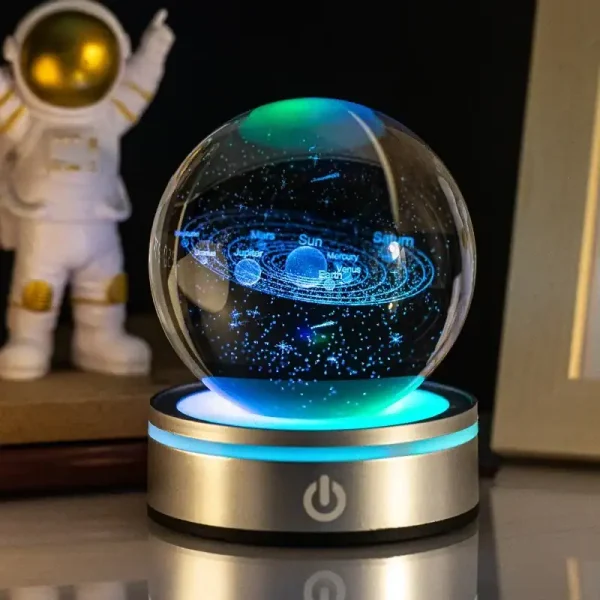Interaktives 3D-Planetenmodell mit leuchtender Galaxie, ideal für Wissenschafts- und Dekorationszwecke. Perfekt für Bildungsräume und moderne Wohnräume.