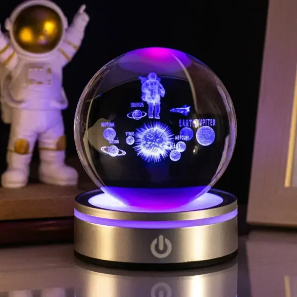 Dekorativer 3D-Globus mit leuchtenden Planeten und Astronauten, ideal für Wissenschafts- und Raumfahrtliebhaber, beleuchtet und stilvoll für Zuhause oder Büro.