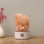 Dekorative Kristalle in einer transparenten Glasvase auf einem Holztablett, ideal für wissenschaftliche Dekorationen und moderne Inneneinrichtung.