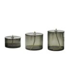 Set aus drei Rauchglas-Kerzenhaltern in verschiedenen Größen, ideal für Dekoration und Beleuchtung.