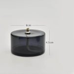 Dekoratives Keramik-Objekt mit transparentem Deckel und kleiner Krone, ideal für wissenschaftliche oder dekorative Zwecke. Maße: 8 cm Durchmesser, 4,5 cm Höhe.