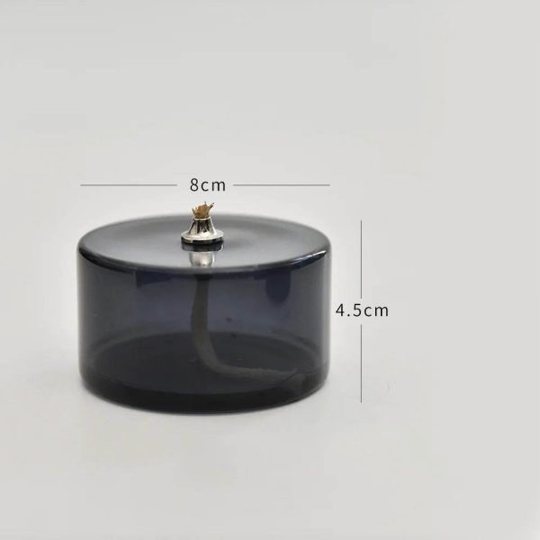 Dekoratives Keramik-Objekt mit transparentem Deckel und kleiner Krone, ideal für wissenschaftliche oder dekorative Zwecke. Maße: 8 cm Durchmesser, 4,5 cm Höhe.