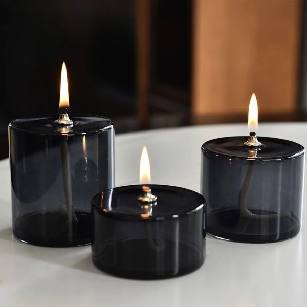 Elegantes Set aus drei schwarzen Glaskerzen mit Flammen, ideal für stilvolle Dekorationen und wissenschaftliche Präsentationen.