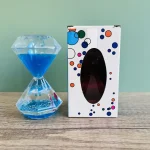 Dekoratives Glas-Diamant-Objekt mit blauer Flüssigkeit, ideal für wissenschaftliche Dekorationen und Geschenke.