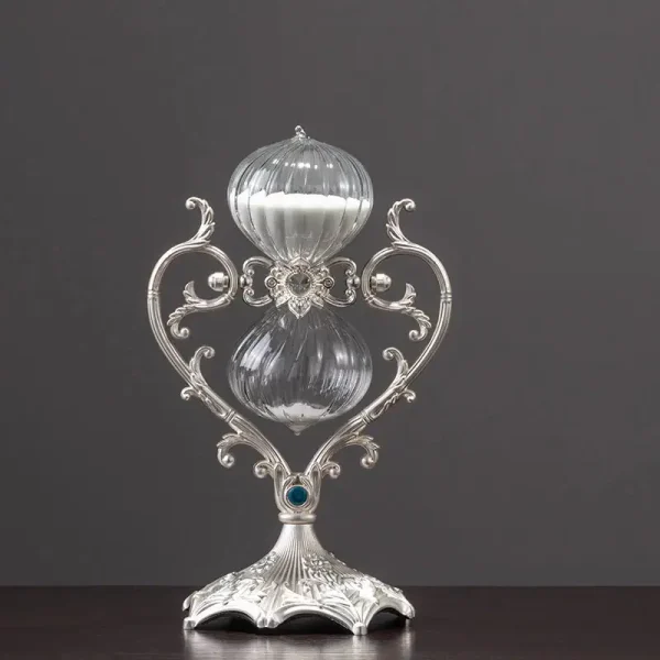 Elegante antike silberne wissenschaftliche Trophäe mit kunstvollen Verzierungen und Glasakzenten, ideal für Dekoration und Sammlerstücke.