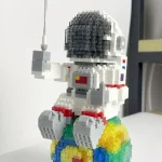 Detailliertes LEGO-Raumschiff in Astronauten-Design, gebaut aus bunten Steinen, auf einem weißen Hintergrund.