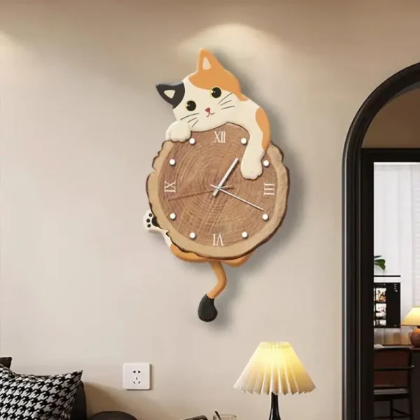 Charmante Katzenuhr mit Holzscheibe und Katzenmotiv, perfekt für Tierliebhaber und moderne Wohnräume.