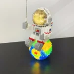 LEGO-Raumfahrer mit leuchtendem Planeten, detailreiche Baukunst, ideal für Wissenschafts- und Dekorationsliebhaber, perfekt als Geschenk oder Dekoration.